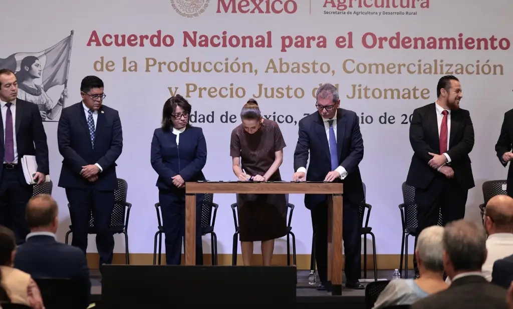 Sheinbaum firma acuerdo con productores de 18 estados para bajar precio del jitomate