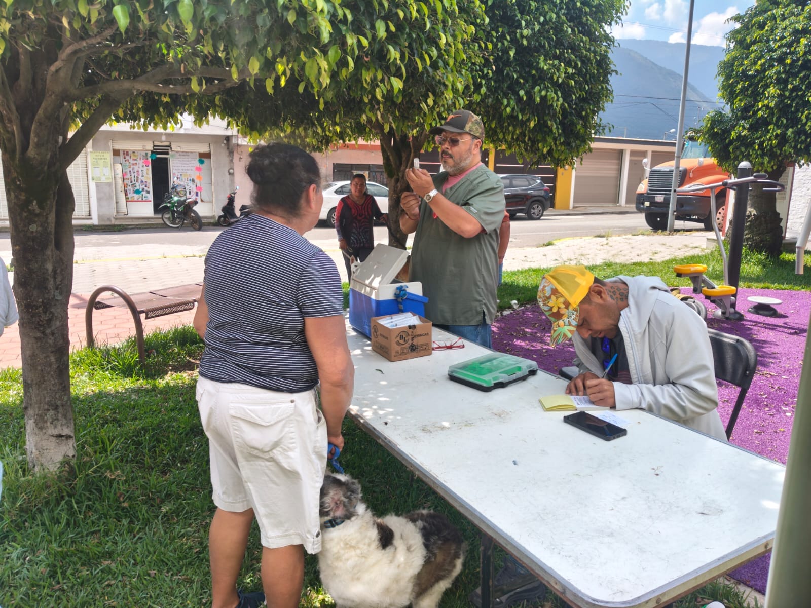 Nogales refuerza la lucha contra la rabia; más de 250 mascotas ya fueron vacunadas La campaña gratuita continúa en La Carbonera y el DIF Municipal; también llegará a las colonias y comunidades más alejadas